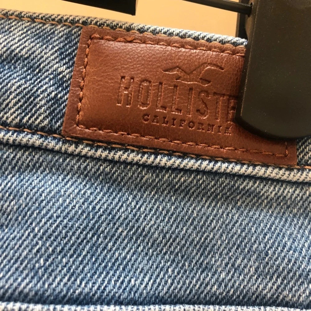 HOLLISTER HIGH RISE DISTRESSED MOM JEANS - Picture 3 of 8